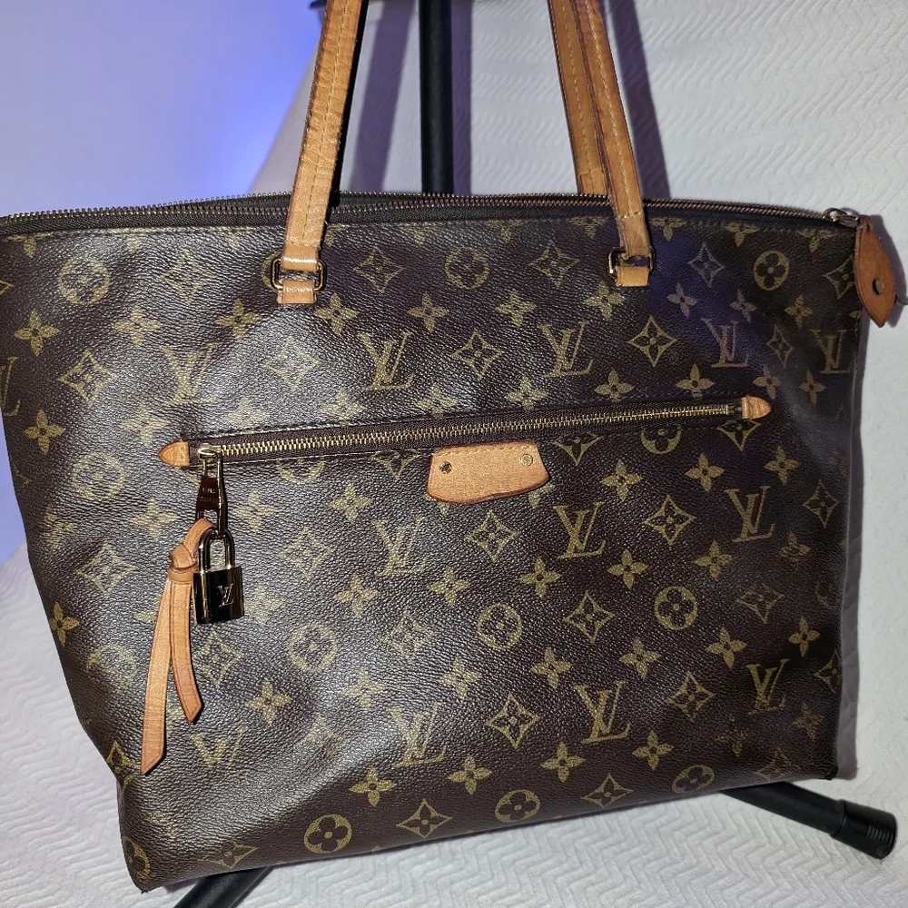 Vintage Louis Vuitton Large Purse - Picture 2 of 9